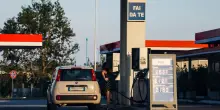 Sospiro di sollievo per gli automobilisti: gi&ugrave; i prezzi della benzina. Ma il diesel...