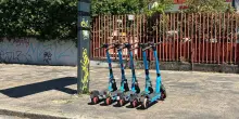 Targhe monopattini, boom di furti in citt&agrave;: cos&igrave; i furbetti beffano i controlli