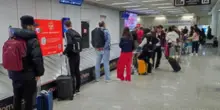 Fiumicino, sbarcano con 18 valigie e 127 chili di tabacco di contrabbando: 6 denunciati