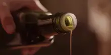 Olio extravergine sotto pressione: prezzi in calo e allarme frodi