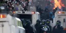 Belfast brucia. Starmer: "Scioccante". Esplode il modello multiculturalista
