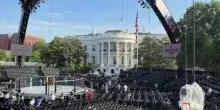 Casa Bianca, arena per arti marziali in allestimento per il compleanno di Trump
