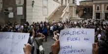 Caos Enasarco, protesta in Campidoglio: "Gi&ugrave; le mani dalle nostre case"
