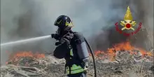 Incendio in un campo nomadi tra Settimo San Pietro e Selargius, le immagini