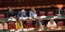 Dal prendere appunti al sistemarsi i capelli, i gesti di Meloni durante discussione alla Camera