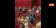 Ovazione a Meloni che replica sulle ginocchiere, ma i vannacciani e il centrosinistra non applaudono