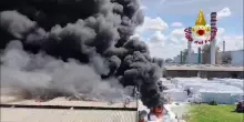 Incendio nello stabilimento Versalis di Mantova, nessun ferito