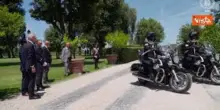 Meloni 'saluta' il cane Briciola, mascotte dei Carabinieri