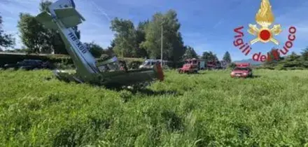 Como, ultraleggero precipita su un campo. Gravi gli uomini a bordo