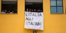Cesena, lo striscione "Italia agli italiani" non piace alla sinistra del "pensiero unico"