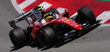 Trionfo Ferrari a Barcellona: vince Hamilton su Russell, Antonelli e Leclerc out