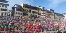 Calcio Storico Fiorentino, trionfa lo spettacolo. Vittorie nette per Rossi e Azzurri su Verdi e Bianchi