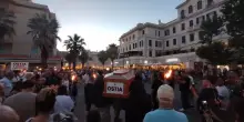 "Ostia deve rinascere". Bara, fiaccole e rabbia al corteo per la sicurezza