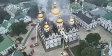 Bombardamenti nel weekend in Ucraina, in fiamme la Cattedrale della Dormizione