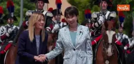 Meloni riceve Sanae Takaichi a Villa Pamphilj, l'abbraccio con la premier giapponese