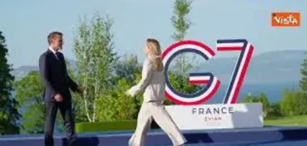 Meloni arriva al G7 Evian, baci sulle guance coi "padroni di casa" Macron e Brigitte