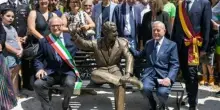 Alberto Sordi ora ha una statua. Gianni Letta: "Quella volta che mi invit&ograve; a recitare in un suo film"