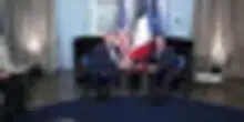 G7 Evian, la stretta di mano Macron-Trump: "A Hormuz niente pedaggi"