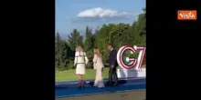 L'omaggio social di Macron per l'arrivo di Giorgia Meloni al G7 sulle note di "Felicit&agrave;"