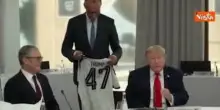 Trump riceve da Merz la maglia della nazionale di calcio tedesca con il suo nome e il numero 47