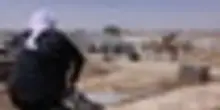 Israele, gli abitanti di un villaggio beduino demoliscono le loro case