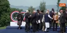 G7 Evian, i leader in posa per la foto di gruppo. Tra gli altri, Trump, Meloni e Macron