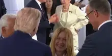 Il chiarimento e i sorrisi, tra Meloni e Trump al G7 torna il sereno | Video