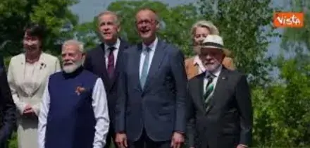 Meloni e Modi scherzano tra i leader del G7: Siamo la coppia pi&ugrave; famosa del mondo