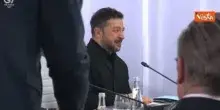 G7 Evian, Merz dona la maglia della nazionale di calcio tedesca a Trump durante vertice sull'Ucraina