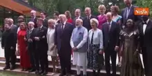 Modi aiuta Trump a salire lo scalino per una foto di gruppo con i leader al G7