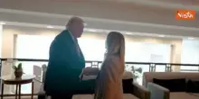 Meloni incontra Trump al G7 di Evian. Le immagini del bilaterale e la stretta di mano tra i due