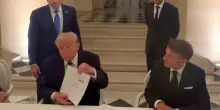Trump firma l'accordo, Teheran conferma. Hormuz riaperto subito