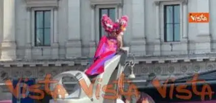 "Priscilla, la regina del deserto" balla sul carro del Muccassassina al Pride di Roma