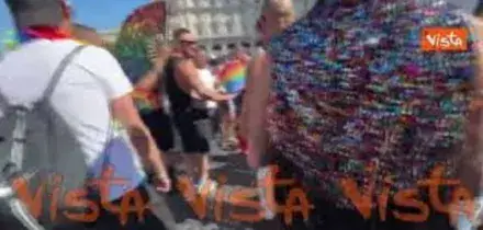 In migliaia in piazza al corteo del Roma Pride con bandiere e ventagli arcobaleno