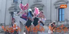 Un enorme copricapo di fiori fucsia per Priscilla - La Regina del Deserto al Pride di Roma