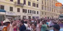 Una marea arcobaleno balla in strada Ymca al Pride di Roma