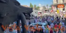 L'Ambassador del Roma Pride Levante a bordo del carro ufficiale de corteo per le vie della Capitale
