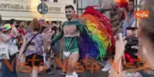 Costumi colorati, paillettes e piume, ventagli arcobaleno. I look del Pride di Roma