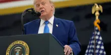 Trump &ldquo;implora&rdquo; l'Iran mentre attacca gli amici: rapporti distrutti con Italia e Israele