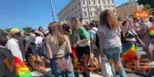 'Maschera da cane con bandiera con l'immagine di un osso al Pride a Roma