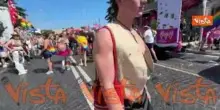 Dj con costume da unicorno sul carro al Pride a Roma