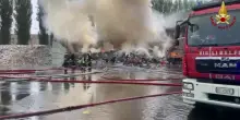 Incendio in una piattaforma ecologica alle porte di Milano, nessun ferito