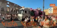 Il carro di Muccassassina con Priscilla e le drag queen sfila davanti al Colosseo al Pride di Roma