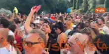 Roma Pride, la danza in strada con i ventagli arcobaleno all'ombra del Colosseo