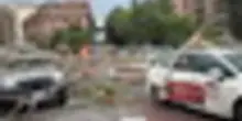 Maltempo a Roma, albero su taxi e auto parcheggiate a via Ostiense