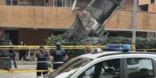 Crolla un'impalcatura in viale dei Colli Portuensi: due operai feriti
