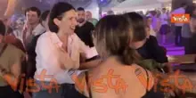 Elly Schlein augura 'Buon appetito' ai partecipanti alla Festa dell'Unit&agrave; a Roma