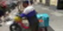L'allarme caldo a Roma non ferma i rider: "Se ti fermi guadagni meno"