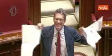 Magi strappa manifesto in aula e viene espulso dalla Camera durante seduta su legge elettorale