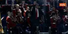 Trump balla 'Ymca' suonata dalla banda militare sul palco della Great American State Fair